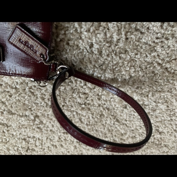 COACH Darcy patent bow small wristlet - Picture 3 of 7